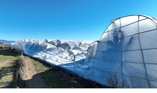 Büyükşehir Belediyesi seraları ziyan gören çiftçinin yanında