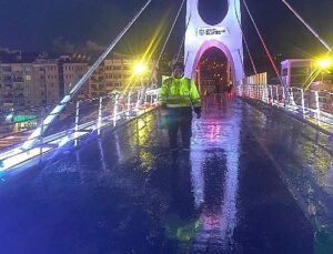 Büyükşehir’den üst geçitlere buzlanma müdahalesi