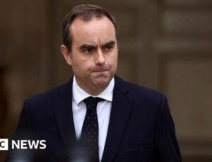 Crunch budget vote risks trouble for French PM