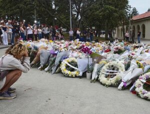 Dashcam footage shows couple trying to stop Bondi Beach gunman before being killed