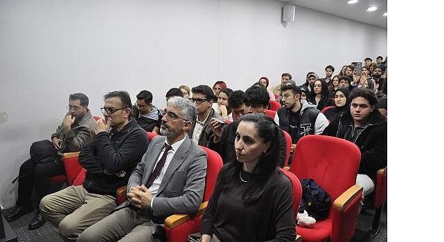 Duayen Savaş Muhabiri Coşkun Aral Egeli gençlerle buluştu