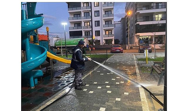 Edremit Belediyesi’nden parklarda süratli paklık çalışması