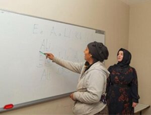 “Emojilerle konuşuyorduk, artık okuma yazma öğreniyoruz”