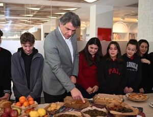 Gelenek ve Gelecek Bir Ortada