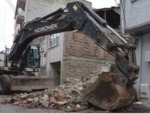 Gemlik’te Metruk Bina Paklığı Devam Ediyor