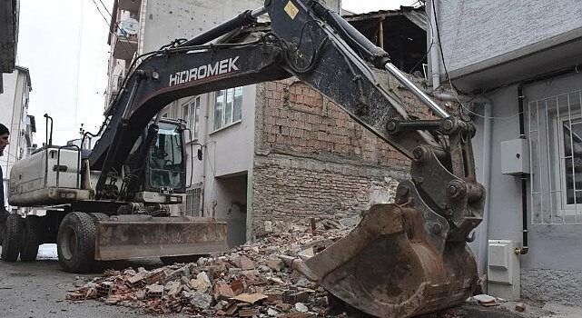 Gemlik’te Metruk Bina Paklığı Devam Ediyor