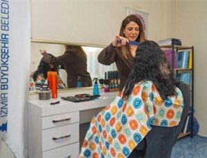 “Güçlenme Durakları” ile bayanlara hem kuaförlük hizmeti hem hak temelli eğitimler veriliyor