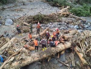 Indonesian rescuers search for survivors as death toll from floods and landslands rises to 442