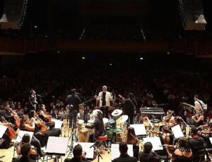 İzmir Oda Orkestrası Latin müzikleriyle dans ettirdi