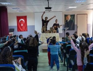 “Kendini Arayan Zürafa” Buca’da miniklerle buluştu