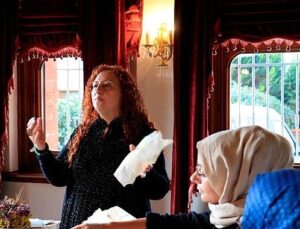 Konak güllerinin kâğıttaki izleri büyüledi