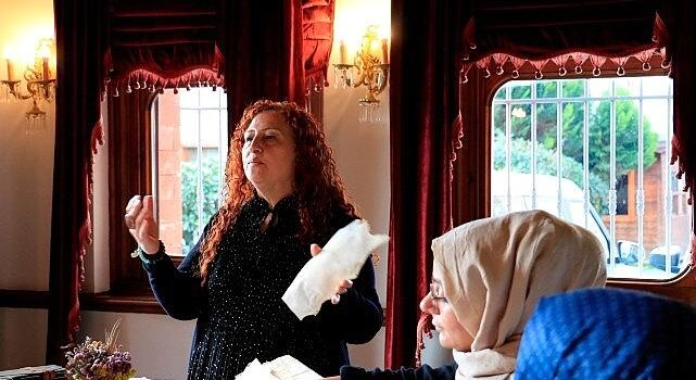 Konak güllerinin kâğıttaki izleri büyüledi