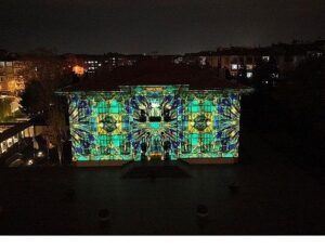 Konya Büyükşehir, Taş Bina’nın Tarihi Silüetinde Görüntü Mapping Gösterisi Başlattı