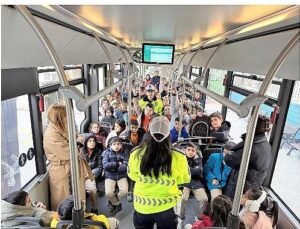 Konya Büyükşehir’in Nezaket Otobüsü Öğrencilere Trafik Kültürünü Aşılıyor