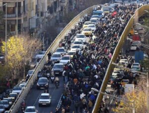 Kur krizi sonrası İran’da Pezeşkiyan’dan protestoculara çağrı: Gelin konuşalım