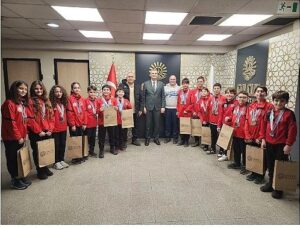 Lider Sezer Gölcük Belediyesporlu Yüzücüleri Ağırladı