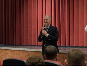 Lider Taban Gençlere Kulak Veriyor