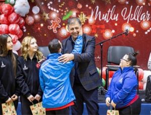 Lider Tugay, yeni yıl öncesi atletlerle bir ortaya geldi