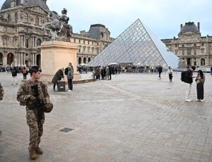 Louvre workers announce strike over work conditions and security after €88m heist