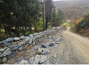 Mezarlıklara 6 bin metreküp taş duvar inşa ediliyor