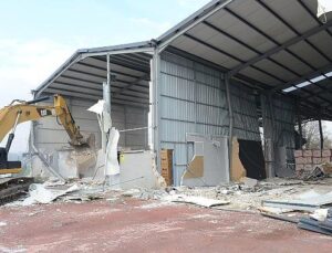 Nilüfer’de 2 kaçak yapı yıkıldı