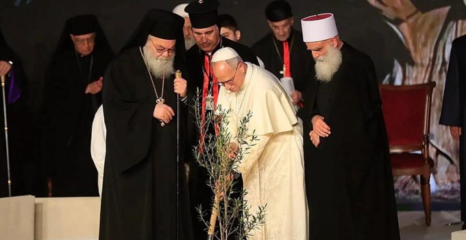 Pope calls for ‘divine gift of peace’in meeting with Lebanon’s Christian and Muslim leaders