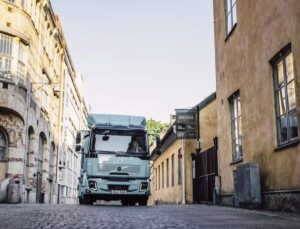 Şehirlerin Yeni Sessiz Gücü: Volvo Trucks’tan 14 Tonluk Elektrikli Hamlesi!