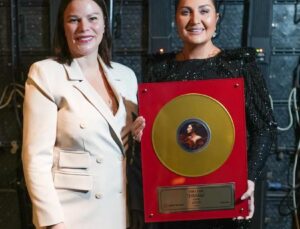 Sibel Can’a Altın Plak!