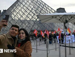 Staff strike forces Louvre to close doors to visitors