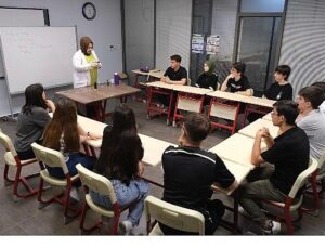 Akademi Liseler geleceği şekillendiriyor