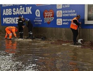 Antalya Büyükşehir Belediyesi 714 işçi, 374 araç ile alandaydı