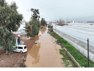 Antalya Büyükşehir Belediyesi sel afetinden ziyan gören vatandaşın yanında