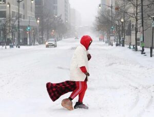At least 30 deaths as freezing temperatures continue to sweep across the US