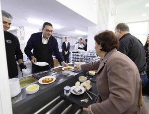 Balçova Belediyesi’nden Gereksinim Sahiplerine Sıcak Yemek Dayanağı