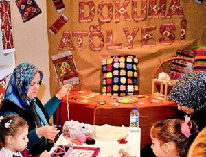 Bornova’da minik eller tezgâh başında