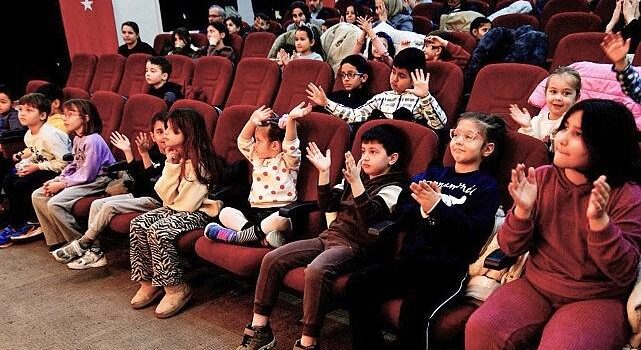 Bornova’da yarıyıl tatili tiyatroyla şenlendi