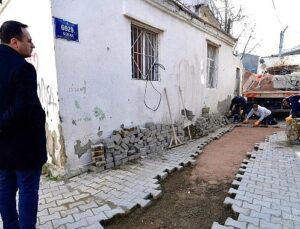Bornova’da yol seferberliği sürüyor