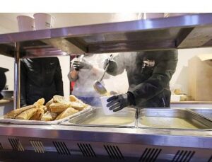 Buca Belediyesi’nden sıcak çorba ikramı