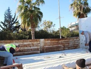 Büyükşehir Belediyesi’nden hortumdan ziyan gören üreticiye takviye