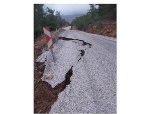 Büyükşehir gruplarından Alacami Yolu’nda heyelan çalışması