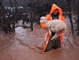 Büyükşehir takımları yağmur ve fırtınaya karşı seferber oldu