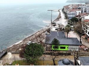 Büyükşehir’den Ulaşlı kıyısına dalga kırıcı set