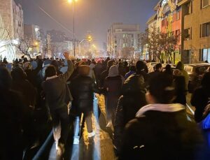 Can a leaderless revolution really succeed? Some examples from other countries