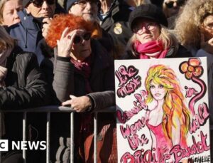 Crowds line Saint-Tropez streets for Bardot funeral
