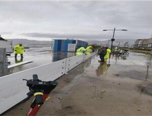 Fırtına duvarı Kordon’da taşkını önledi