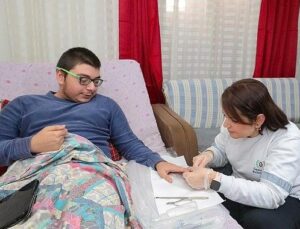 Gaziemir Belediyesi’nden vatandaşların hayatına dokunan hizmet: 1056 bireye Konutta Kuaför Hizmeti