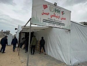 Gazze’de Ramazan’a çadır cami: İsrail yıktı, Büyükşehir kurdu