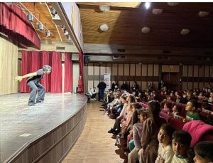 İnegöl’de Tiyatro Şenliği Coşkusu Sürüyor