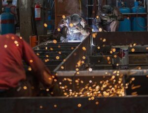 İngiltere imalatında 15 ayın en hızlı büyümesi