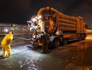 İzmir Büyükşehir Belediyesi Ekiplerinden Sağanak Yağış Seferberliği